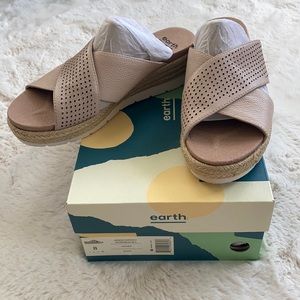 Earth Modena Marigold, gold leather sandals